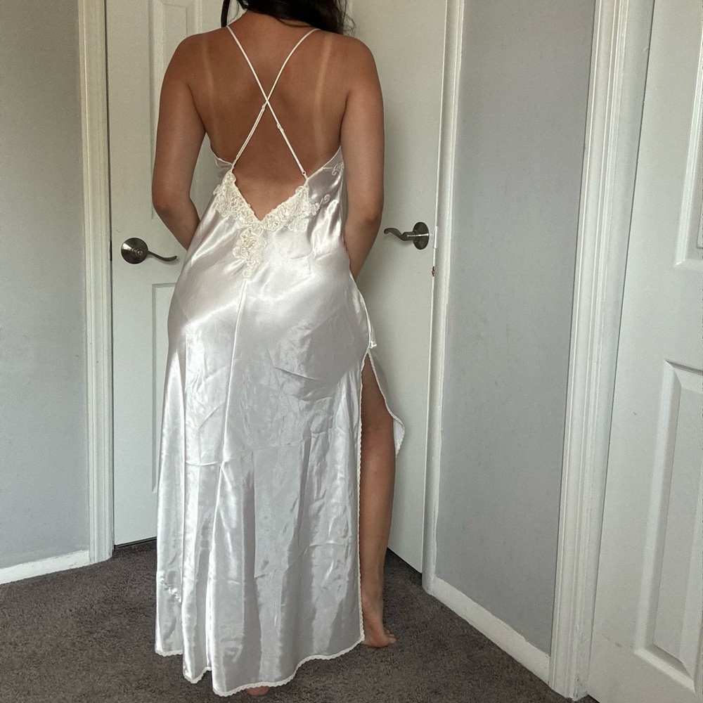 Victoria’s secret• long white bridal nightie slip with embroidered lace